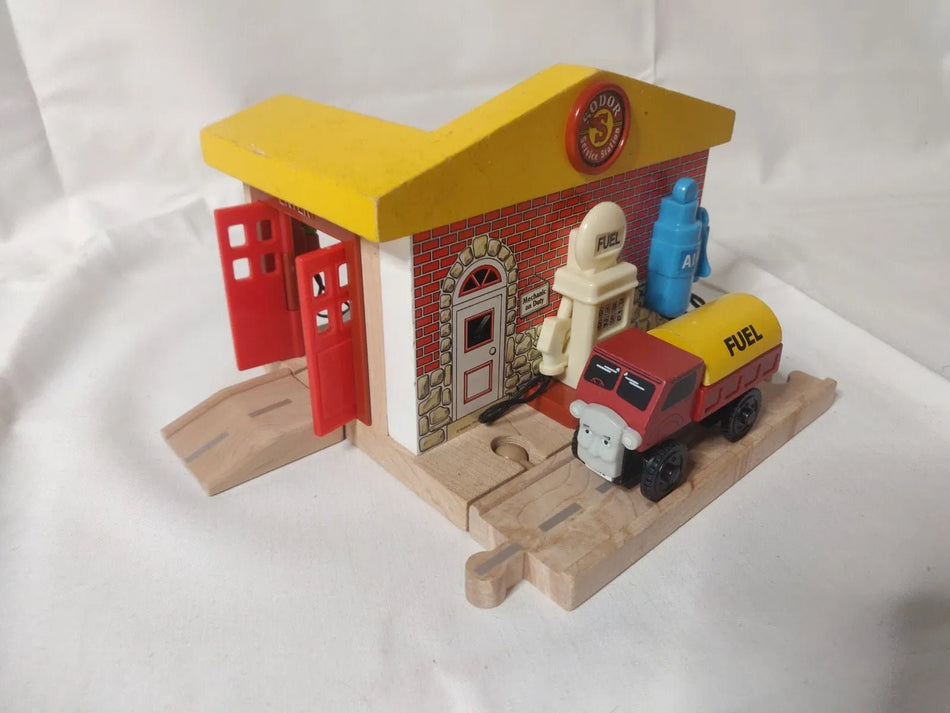 COMPLETE Sodor Service Station - Thomas & Friends Wooden Railway LC99350 2002