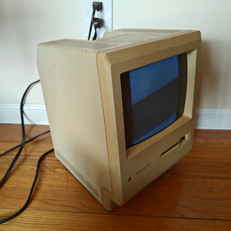 Macintosh Plus 1 MB RAM 800k HDD M0001A TURNS ON