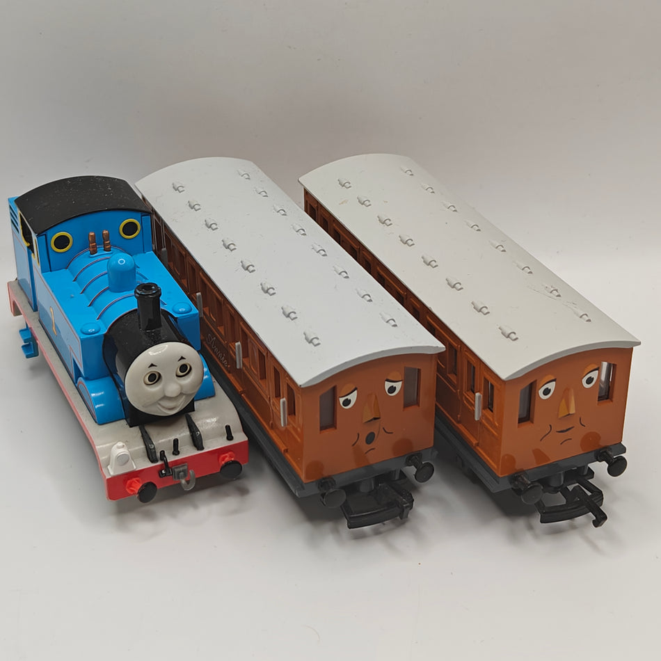 TESTED - Thomas w/ Moving Eyes - Annie & Clarabel - Bachmann HO Scale
